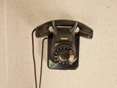 Das Wandtelefon W49 hängt bei uns seit Anfang der 1950iger Jahre an der Wand.