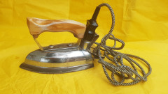 Altes Bügeleisen der Firma Neumärker aus Hemer 220V/440W   lt. Hersteller aus 1948