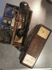 Zwei Feldtelefone eins aus dem Jahr 1937. Das Zweite aus dem Jahr 1939