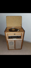 Meine geliebte Musiktruhe von Philipps aus 1954/55. Spielt immer noch zuverlässig Radio und Schallplatten ab.