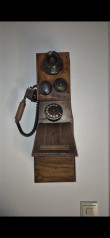 Altes Wandtelefon aus Holz 