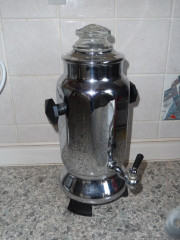 Bei einer Einladung zum Kaffee trinken im Jahr 1962 servierte mein zukünftiger Schwiegervater den Kaffe aus dieser Feldhaus Chrom Kaffeemaschine. Bis heute dient sie allerdings nur zur Dekoration.