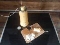 Dieser chinesische "Eiertoaster" macht es möglich, zylinderförmige Eier am Stiel - mit beliebigen Zutaten u. Gewürzen - zu kreieren :)