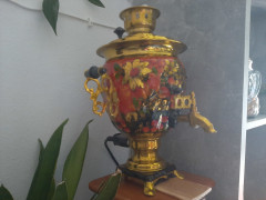 Dies ist ein einsatzbereiter Wasser-,Tee- respektive Kaffeekocher, mit dem eine beliebige Flüssigkeit mit einer sich erhitzenden "Metallschleife" dauerhaft heiß gehalten, sowie serviert werden kann