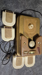 Das Tefifon wurde zwischen 1950 und 1965 von Tefi Apparatebau in Porz am Rhein produziert. Mit dabei sind vier Schallbandkassetten mit verschiedenen Liedern.