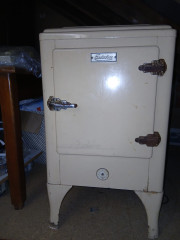 Kühlschrank Electrolux (Opel) Frigidaire Bauj. 1920-1930? Bis 1956 im Privathaushalt.1956- 1963 in Arztpraxis. 1964-1978 in Kellerbar. 1979 bis heute auf dem Dachboden. 