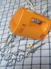70er Jahre Handmixer Krups 3 MIX 3000.Ich habe den Mixer von meiner Mutter übernommen und benutze ihn häufig.Das war noch qualitativ hochwertiger und nachhaltiger Gerätebau!