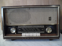 Grundig Type 96.  Diese Art von Radio wurde bis in die 1960er Jahre hergestellt. Radio ist funktionstüchtig.