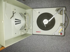 Dies ist ein tragbarer Kofferplattenspieler von Philips.