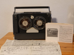 Dieses tragbare Tonbandgerät von Grundig stammt aus dem Jahr 1966 und ist noch funktionsfähig. Man kann es mit Strom oder mit Batterien betreiben und sogar an die Autobatterie anschließen, was in 1966 schon etwas Besonderes gewesen sein muss.