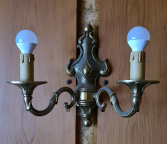 Wandbeleuchtung im Esszimmer aus den 70er Jahren    z.Zt. mit runden LED-Birnen statt mit Kerzenbirnen